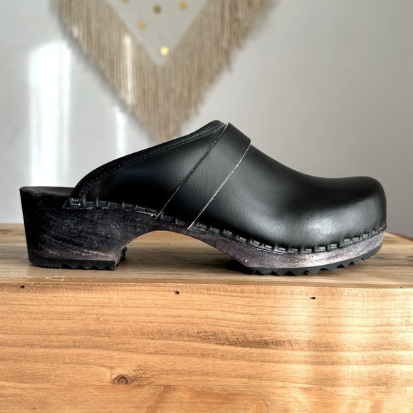 Danish Design Black Leather Dark Wood Sole Boho Slip On Clogs Size 38 / 7 - Picture 6 of 13